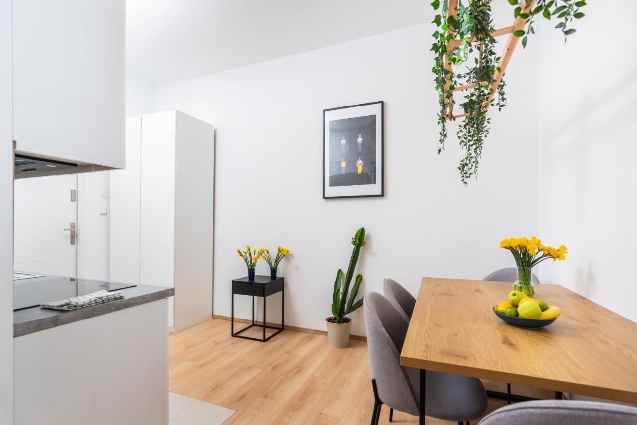 Modern Centrally Located Apartments - By Upstairs Krakow Luaran gambar